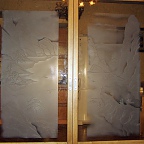 Объемное пескоструйное изображение в дверях.