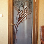 Стеклянные элементы с пескоструйным рисунком для дверей.